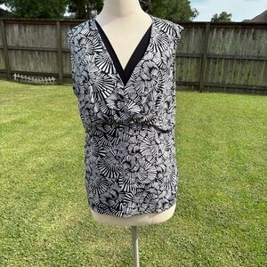 East 5th black and white print sleeve less top in size extra large GUC